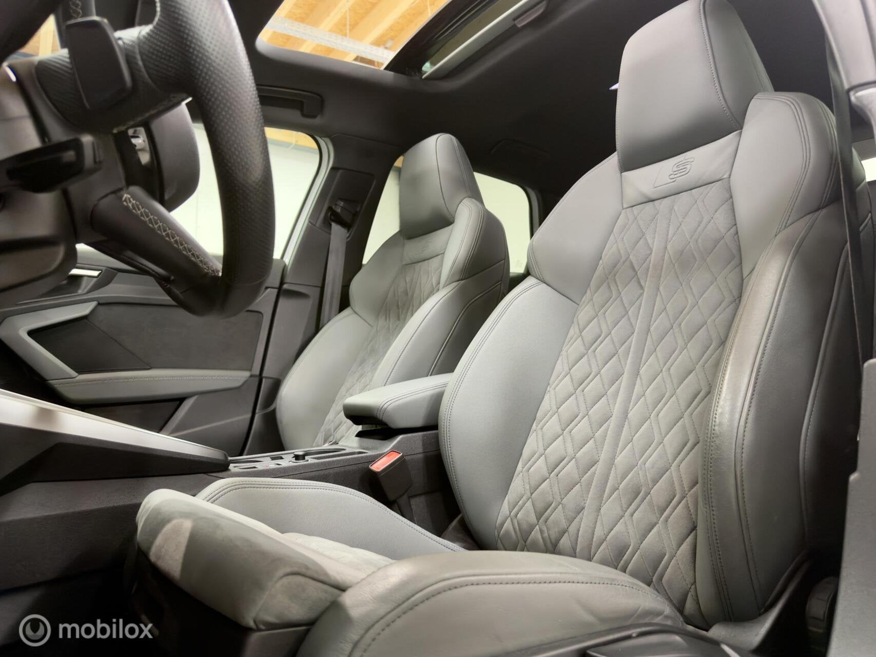 Audi A3 Sportback 45 TFSI e S edition Competition | RS Seats, Auto's, Dealer onderhouden, Gebruikt, Euro 6, 4 cilinders
