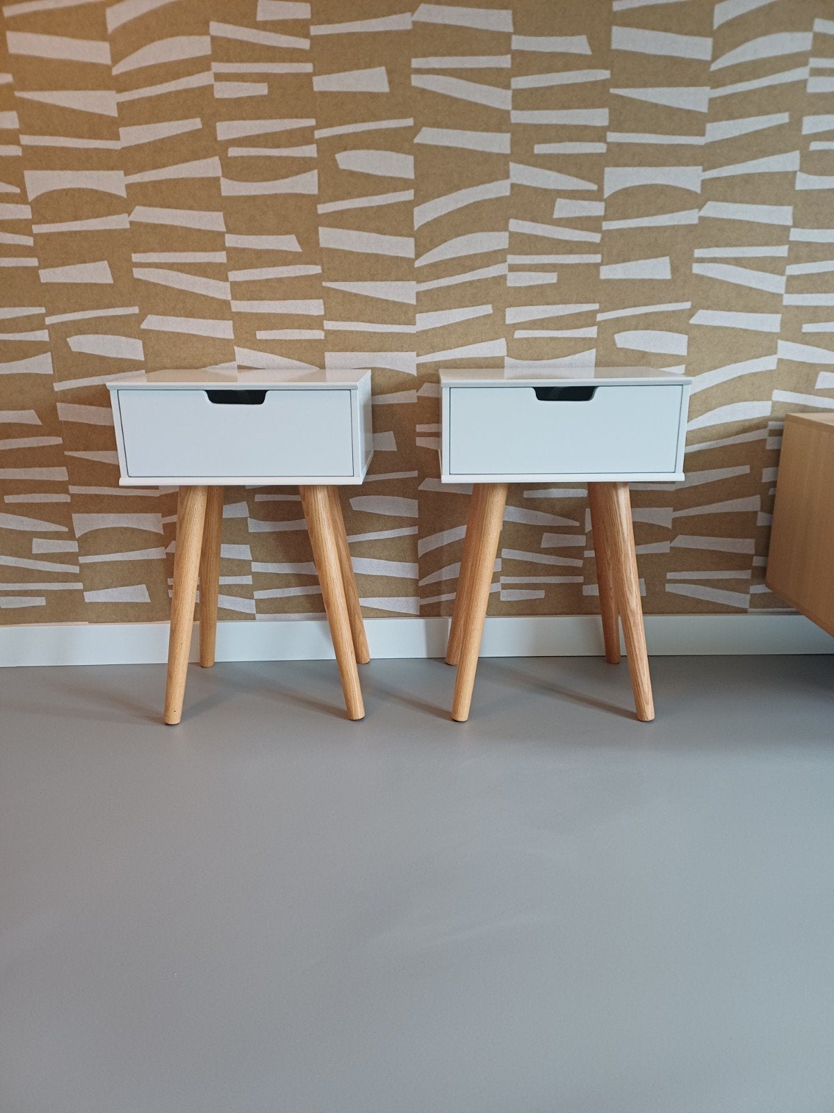 Witte nachtkastjes met houten poten, Ophalen of Verzenden, Zo goed als nieuw, Minder dan 45 cm, 55 tot 70 cm