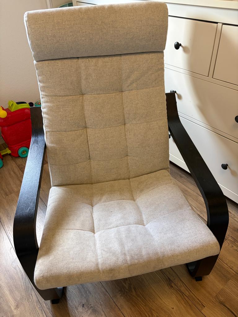 Ikea Poang fauteuil met zwartbruine frame en beige kussen, Huis en Inrichting, Fauteuils, Zo goed als nieuw, 50 tot 75 cm, Ophalen