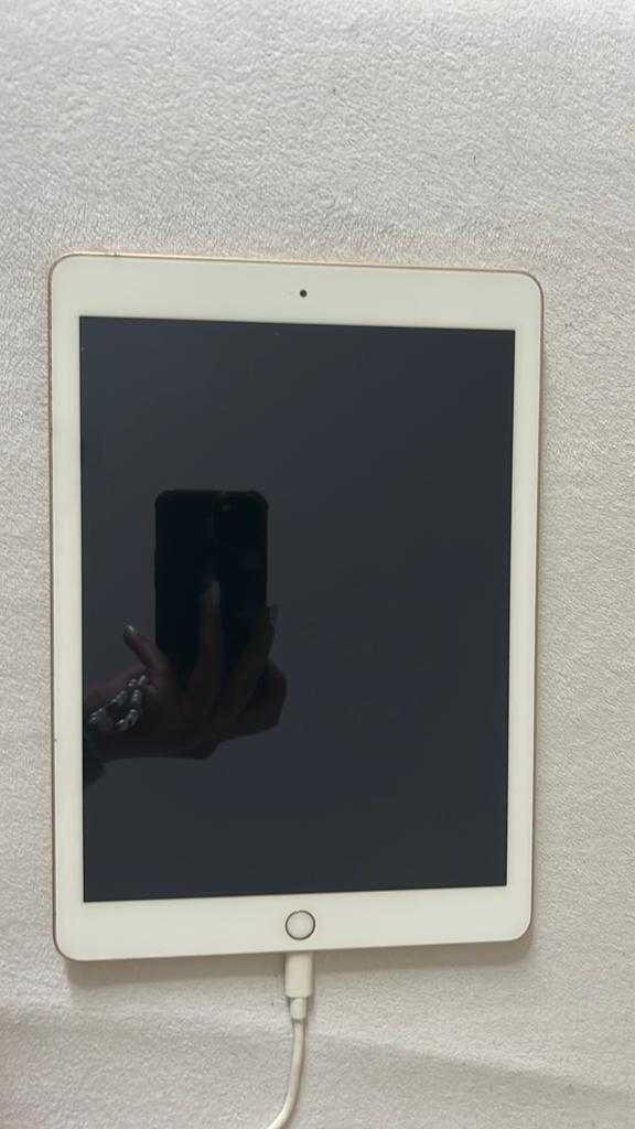 Gouden iPad 5th generation 128gb in zeer goede staat, 10 inch, Apple iPad, Ophalen of Verzenden, Zo goed als nieuw