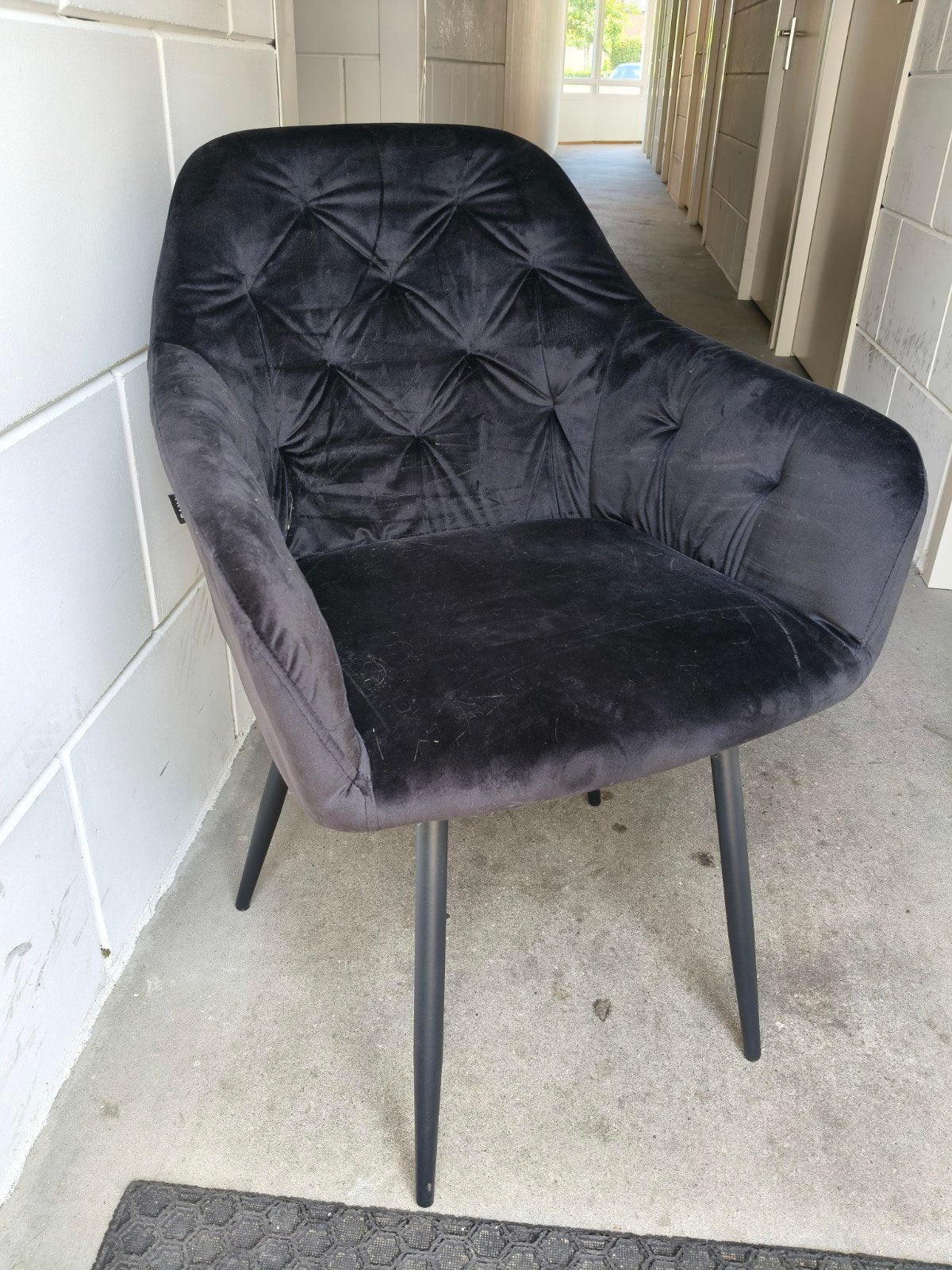 Zwarte fluwelen stoel met gecapitonneerde rugleuning, Huis en Inrichting, Stoelen, Gebruikt, Eén, Metaal, Stof, Zwart, Ophalen