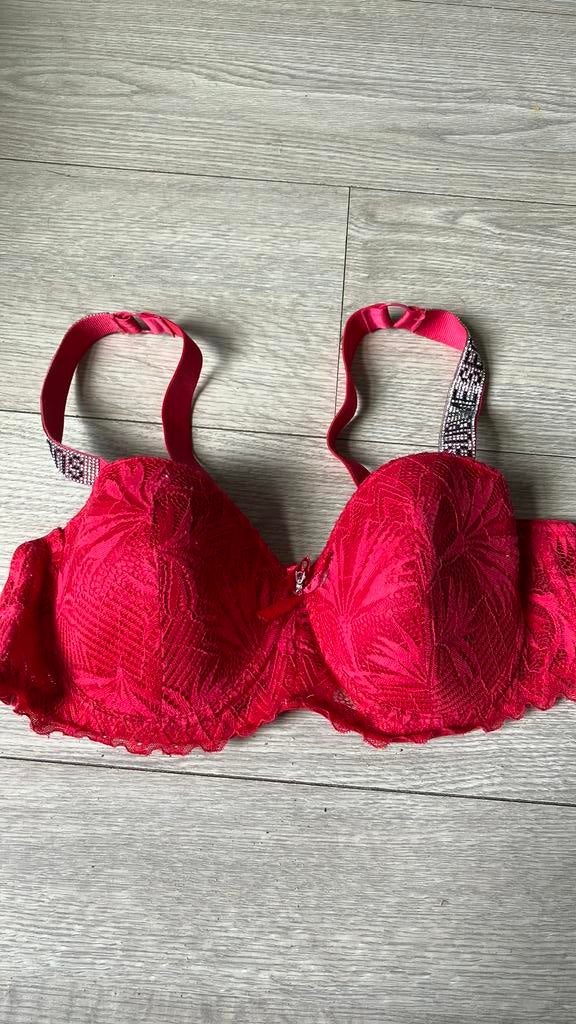 Bh 90b kan ook zonder bandjes worden gedragen, Ophalen of Verzenden, Rood, BH