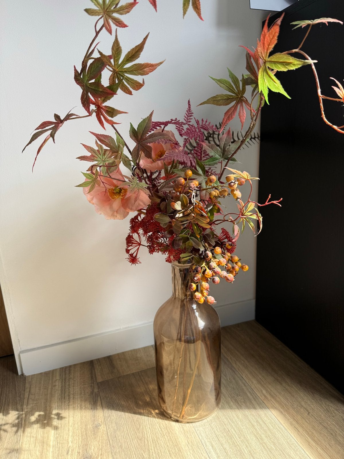 Kunstbloemen en rosekleurige vaas van Piet Klerkx, Huis en Inrichting, Ophalen, Gebruikt, Inclusief decoratie, Glas
