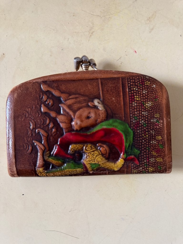 Vintage leren portemonnee met Spaans stierenvechter relief, Onbekend / Niet gemarkeerd (Betreft een handgemaakt vintage souvenirartikel uit Spanje, vermoedelijk geproduceerd halverwege de 20e eeuw).