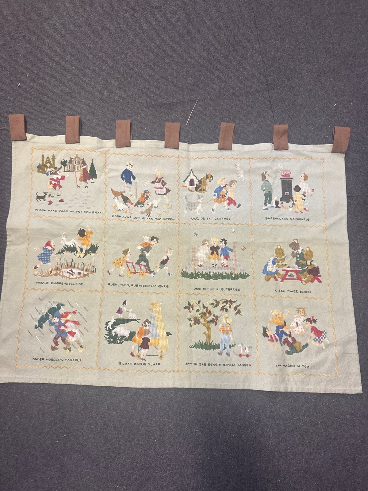 Vintage geborduurd wandkleed met kinderliedjes, Ophalen of Verzenden, Gebruikt, Handborduren, Overige typen