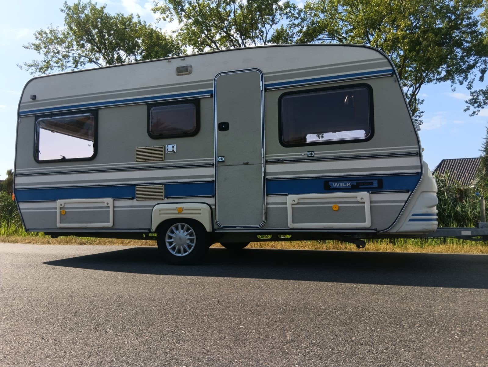 Wilk de Luxe caravan 1988 met Isabella Voortent, Caravans en Kamperen, Vast bed, Koelkast, Treinzit, Particulier
