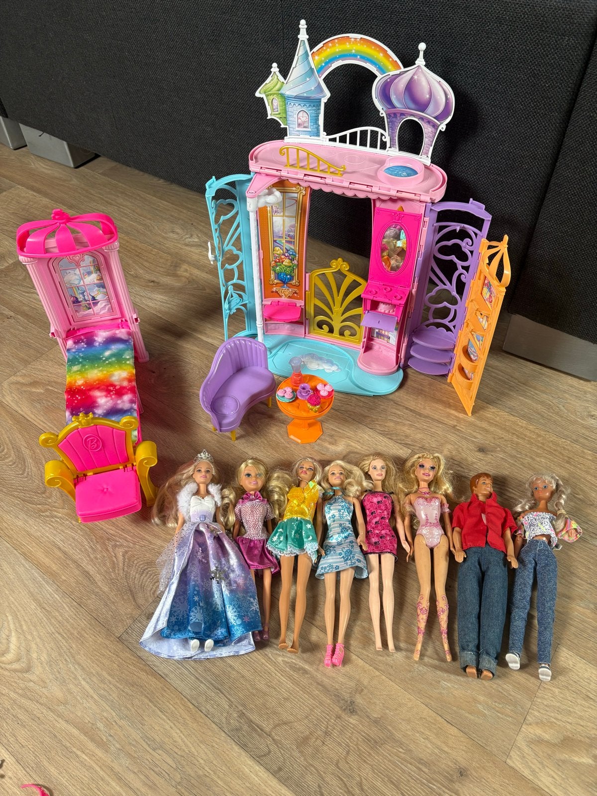 Grote Barbie set: 8 poppen, studio, bed/troon, scooter, Ophalen of Verzenden, Gebruikt, Barbie