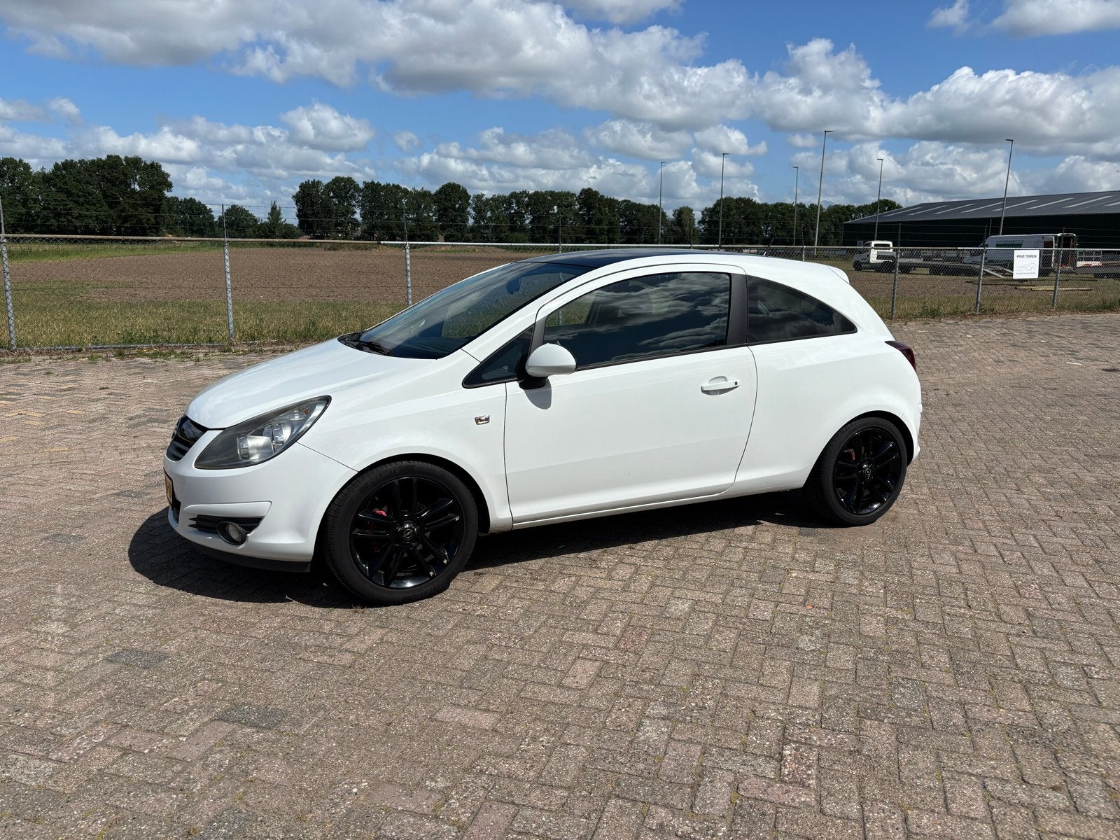 Opel Corsa 1.4 64KW 3D 2010 Wit, Auto's, Opel, Voorwielaandrijving, Stof, 1398 cc, 4 cilinders