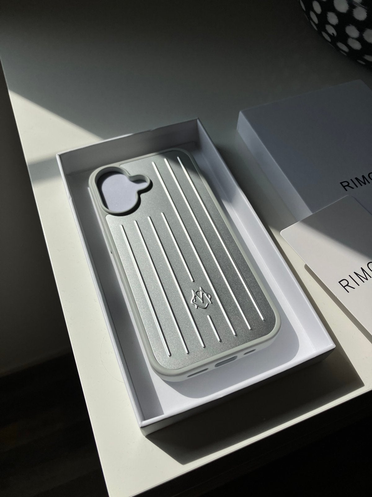 Rimowa iPhone 16 Hoesje Zilver/Argento - Nieuw in Verpakking, Kunststof, Verzenden, IPhone 16, Nieuw