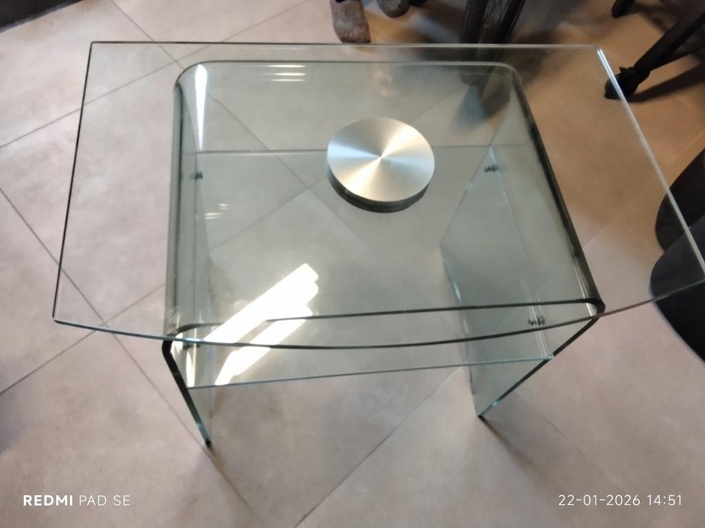 Glazen  gebogen televisie tafel met draaiende bovenkant., Huis en Inrichting, Tafels | Salontafels, Ophalen of Verzenden, Rechthoekig