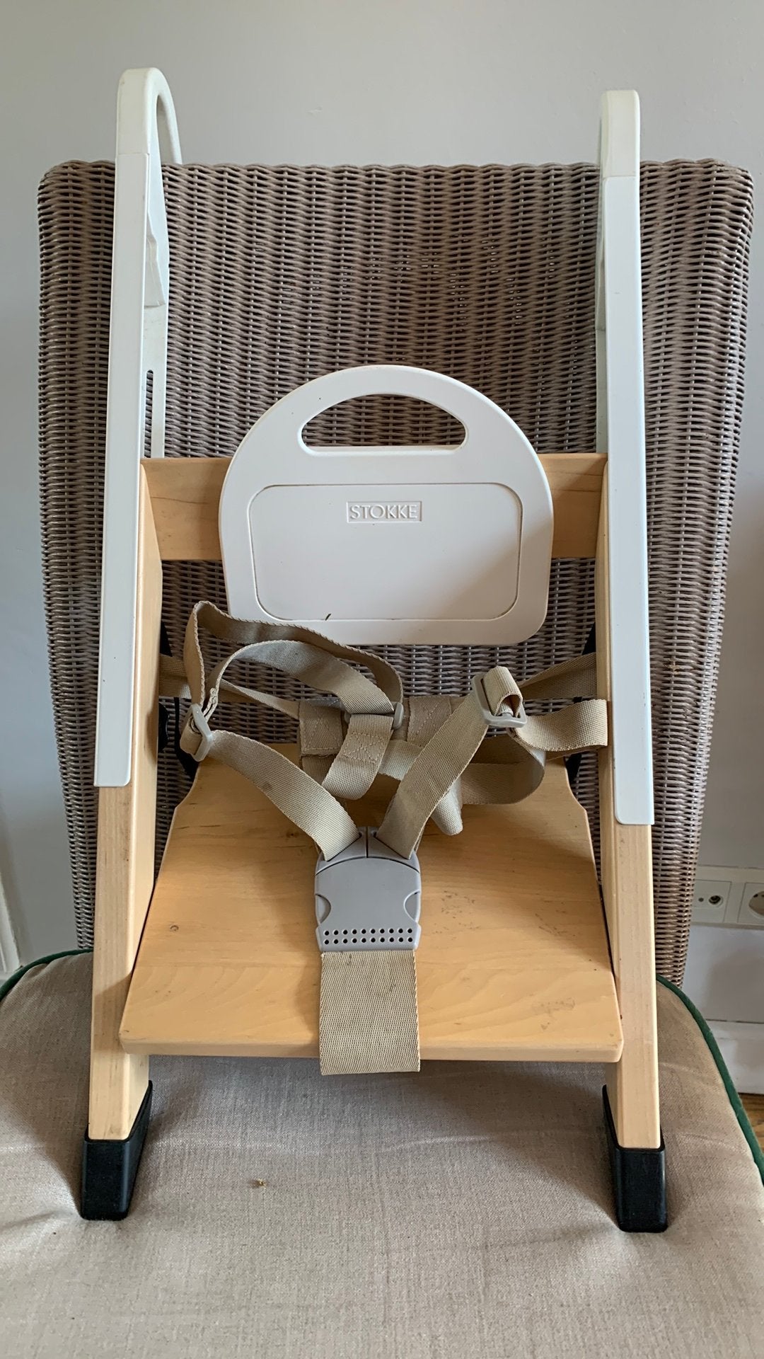 Stokke handysitt (kinderstoel voor aan een stoel), Kinderen en Baby's, Kinderstoelen, Ophalen, Gebruikt, Meegroeistoel, Gordel(s)