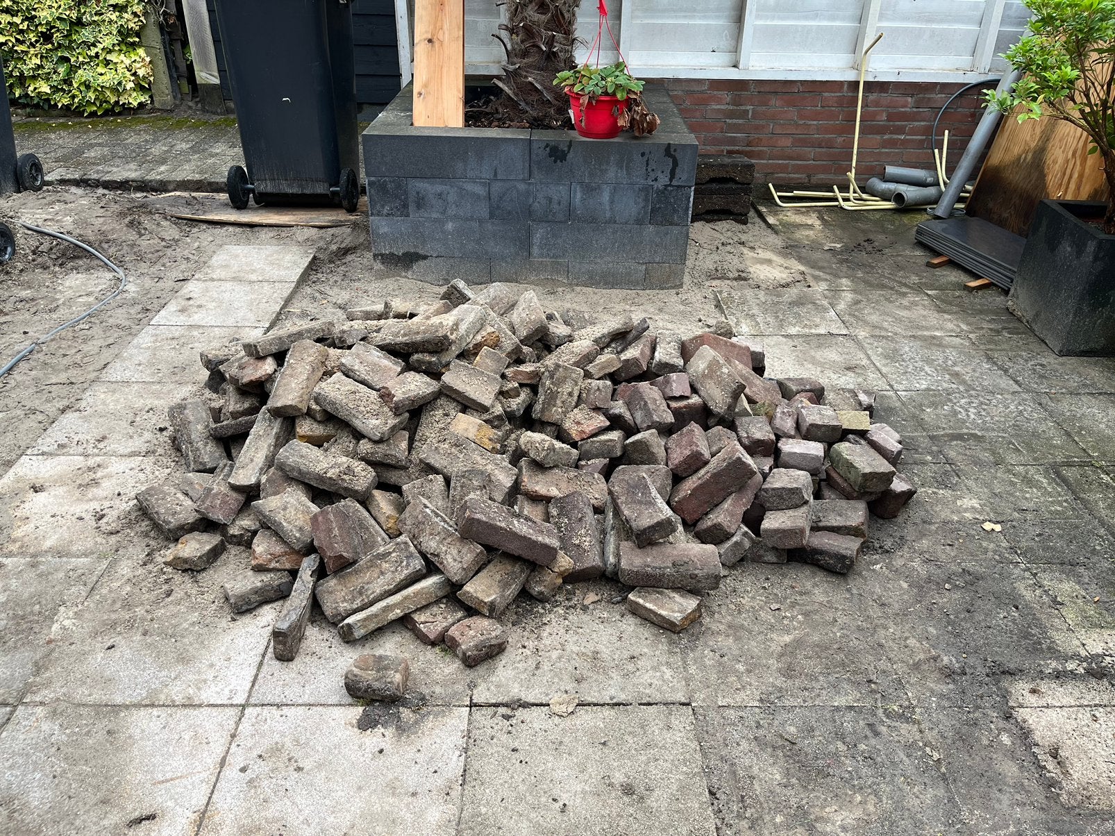Rest partij klinkers (halve en ‘plattere’)& witte tegels, Tuin en Terras, Ophalen, Gebruikt