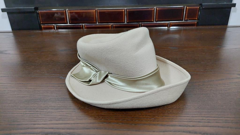 Beige Vilten hoed met gouden/bronzen satijnen band, Ophalen of Verzenden, Zo goed als nieuw, One size fits all