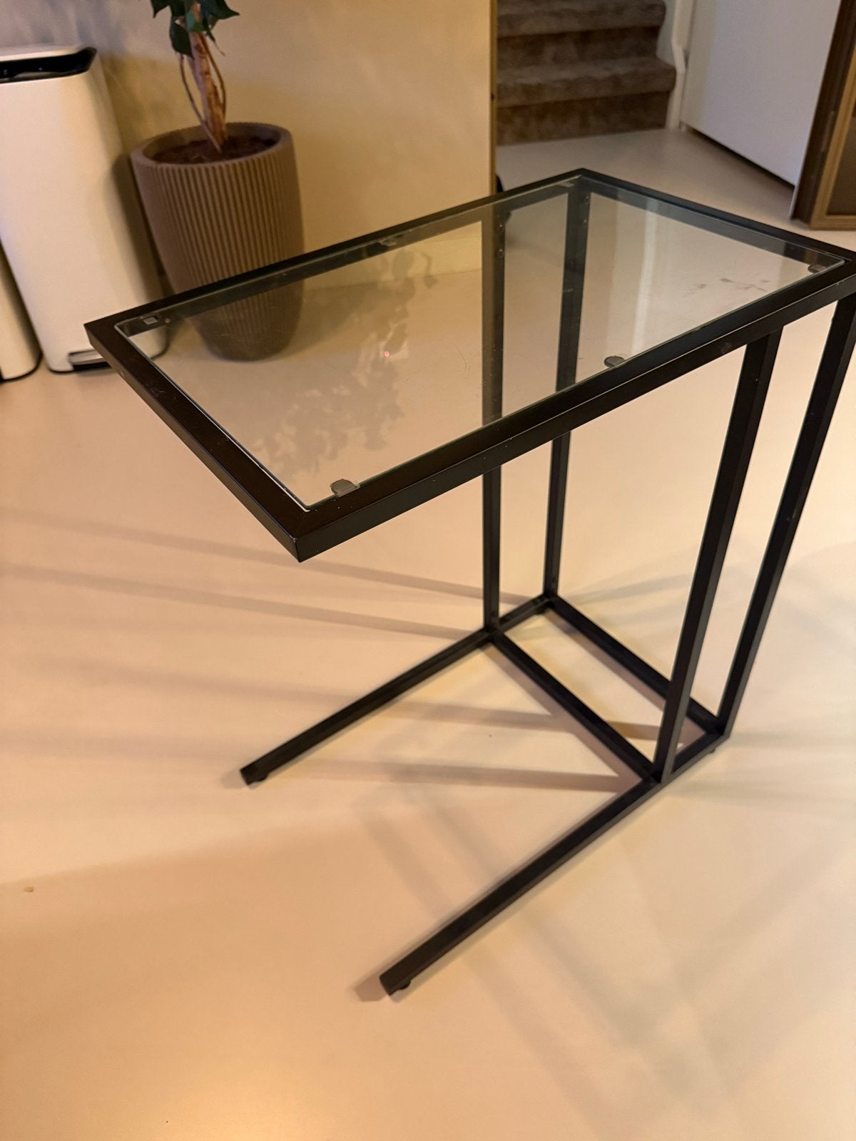 IKEA VITTSJÖ bijzettafel/laptophouder zwart, Huis en Inrichting, Ophalen, Minder dan 55 cm, Gebruikt, Glas