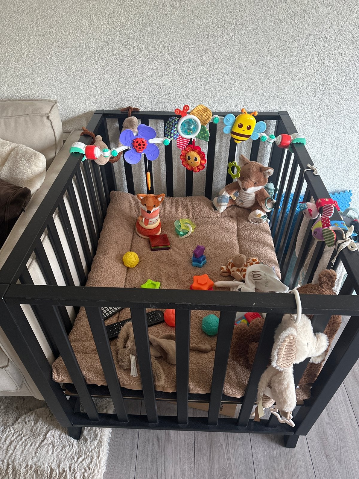 Zwart box met matras en boxkleden, Ophalen, Gebruikt, Ledikant
