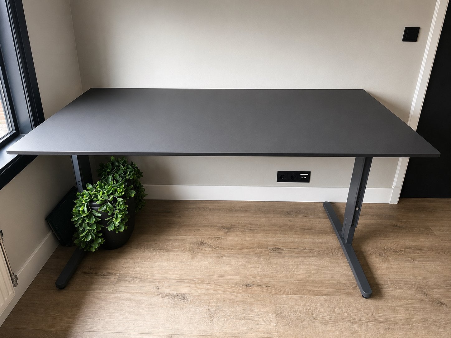 Modern grijs bureau - Ideaal voor thuiswerkplek, Huis en Inrichting, Bureaus, Ophalen, Spaanplaat of MDF, Zo goed als nieuw, Overige merken