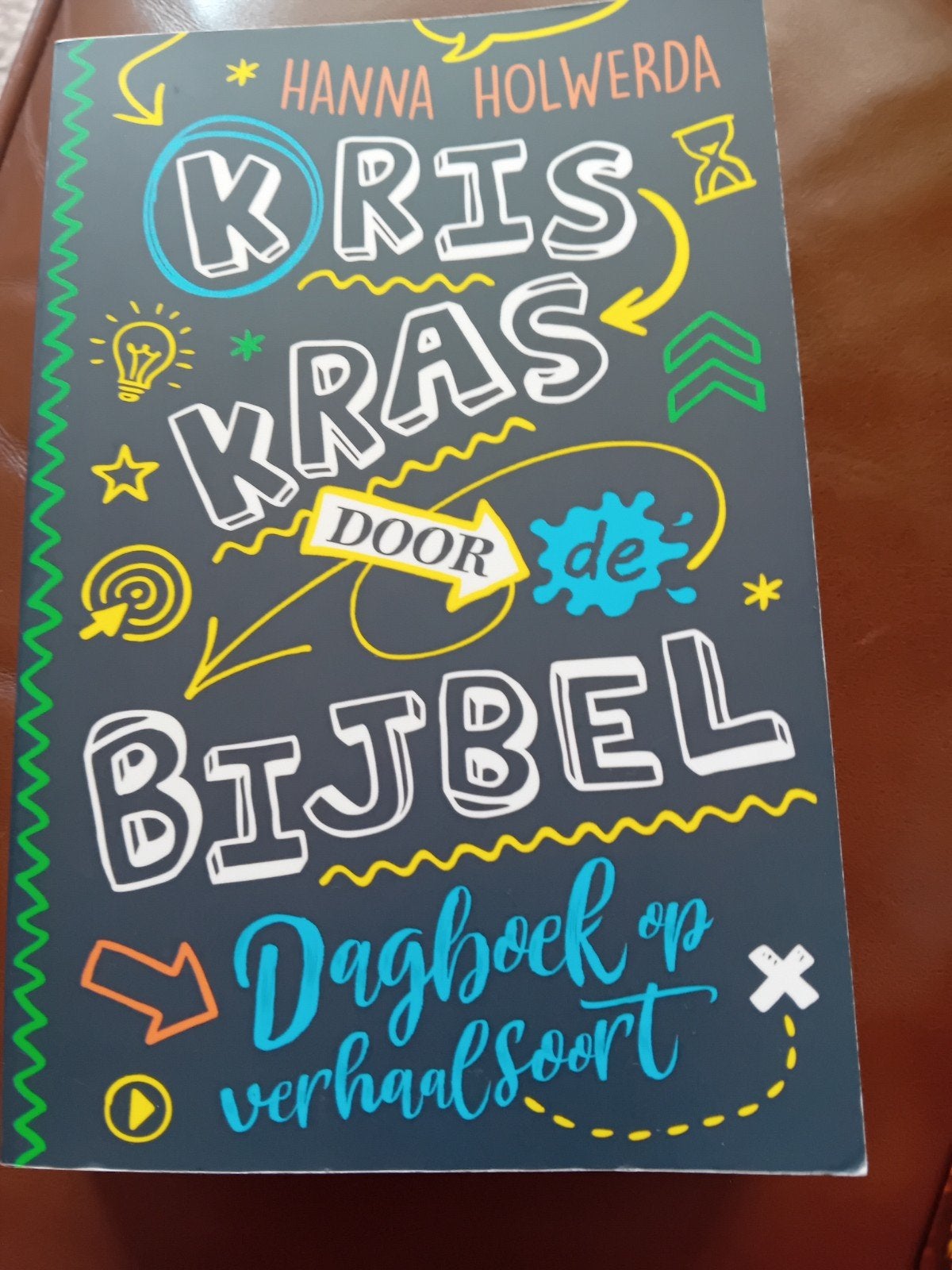 Hanna Holwerda - Kriskras door de Bijbel, Boeken, Gelezen, Non-fictie, Ophalen of Verzenden, Hanna Holwerda