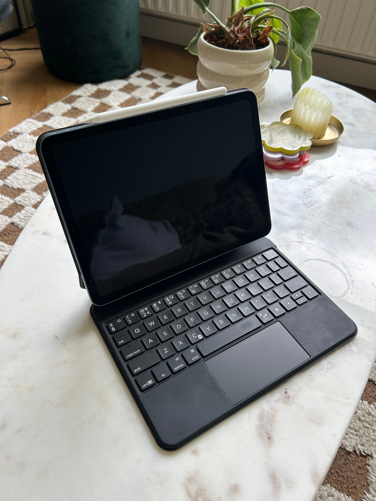 Apple iPad Air blauw (5e generatie) met accessoires, Computers en Software, Tablet-hoezen, Zo goed als nieuw, Bescherming voor- en achterkant