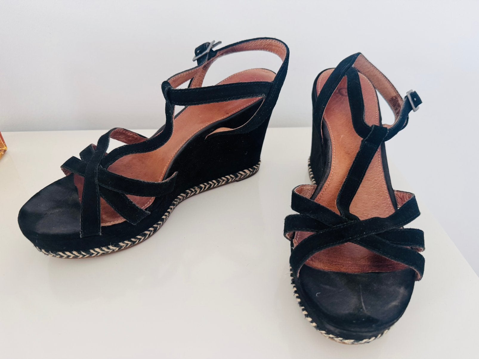 UGG zwarte sandalen met sleehak maat 40, Kleding | Dames, Schoenen, Verzenden, Zwart, Sandalen of Muiltjes, Zo goed als nieuw