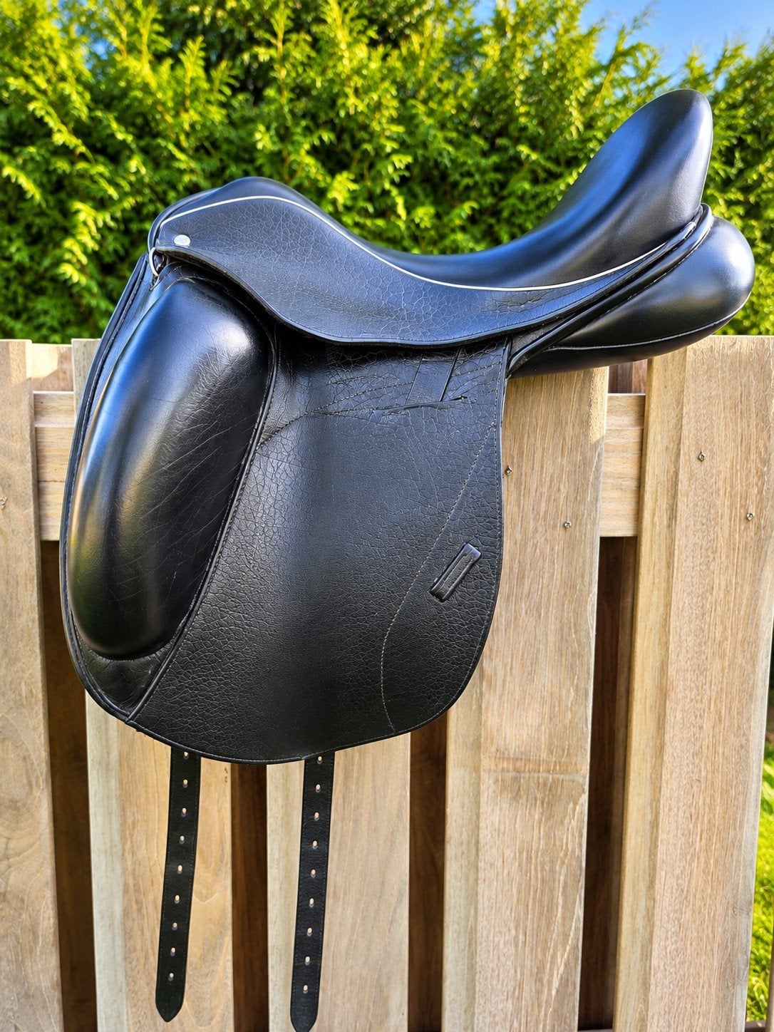 Prachtig Custom Icon Flight in 17,5 inch – MW dressuur zadel, L (17.5 inch), Close contact, Dressuur, Ophalen of Verzenden