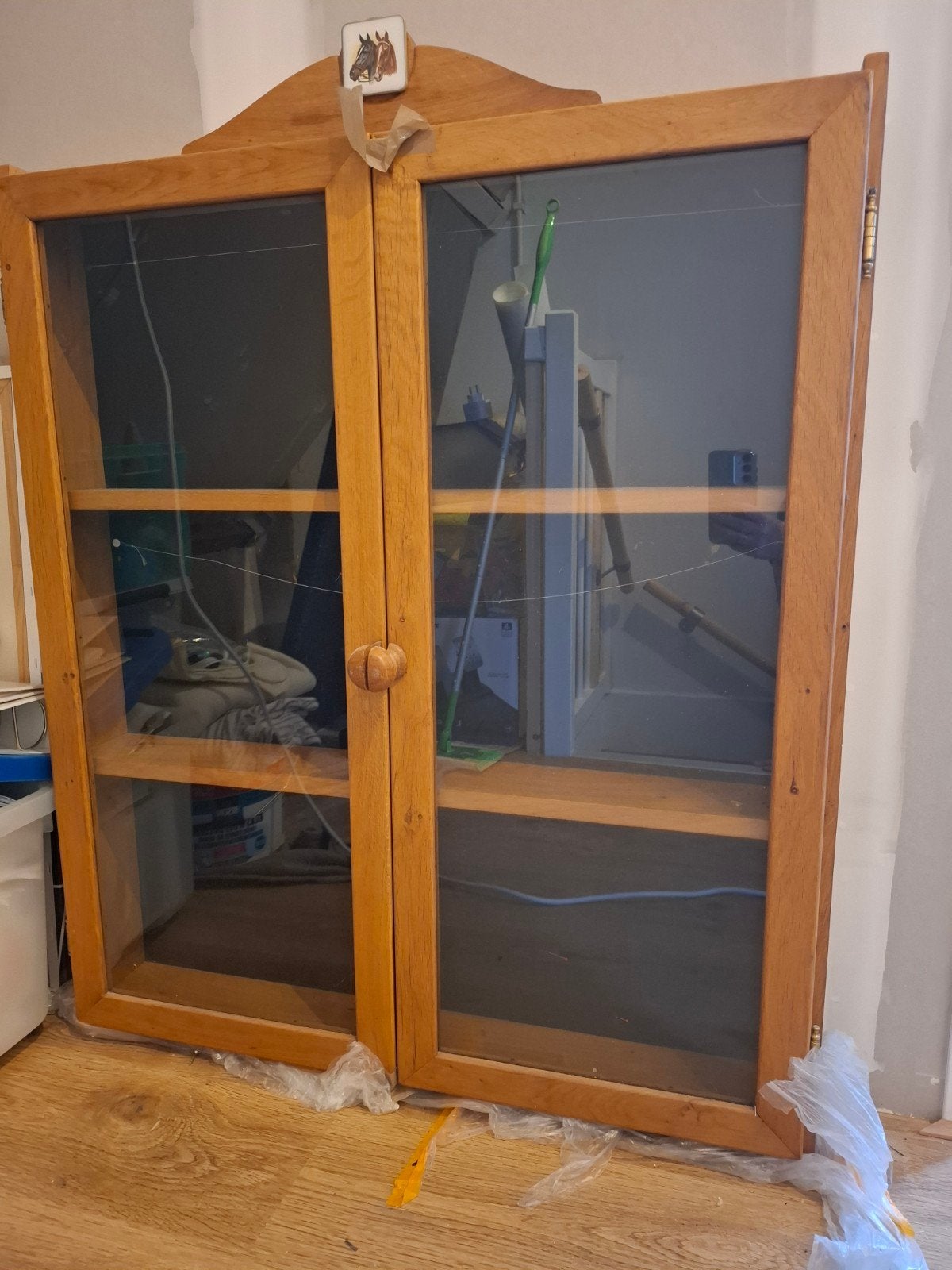 Houten prijzenkast met glazen deuren, Ophalen, Glas, 50 tot 100 cm, 25 tot 50 cm