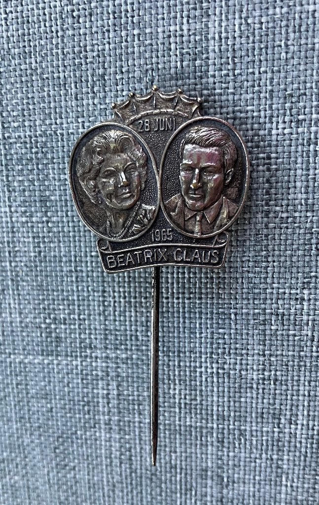 Speld Beatrix en Claus 28 juni 1965, Ophalen of Verzenden, Gebruikt, Overige onderwerpen, Speldje of Pin