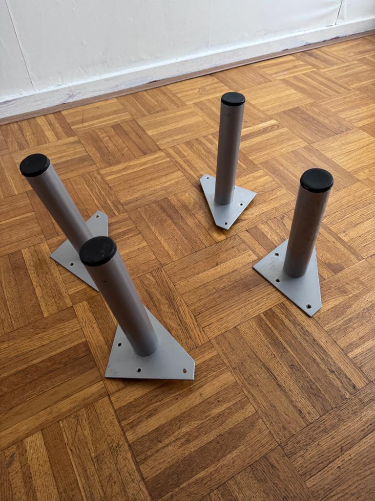 4 zilveren metalen poten 21 cm hoog, Huis en Inrichting, Tafelonderdelen, Tafelpoot, Minder dan 50 cm, Rond, Minder dan 50 cm