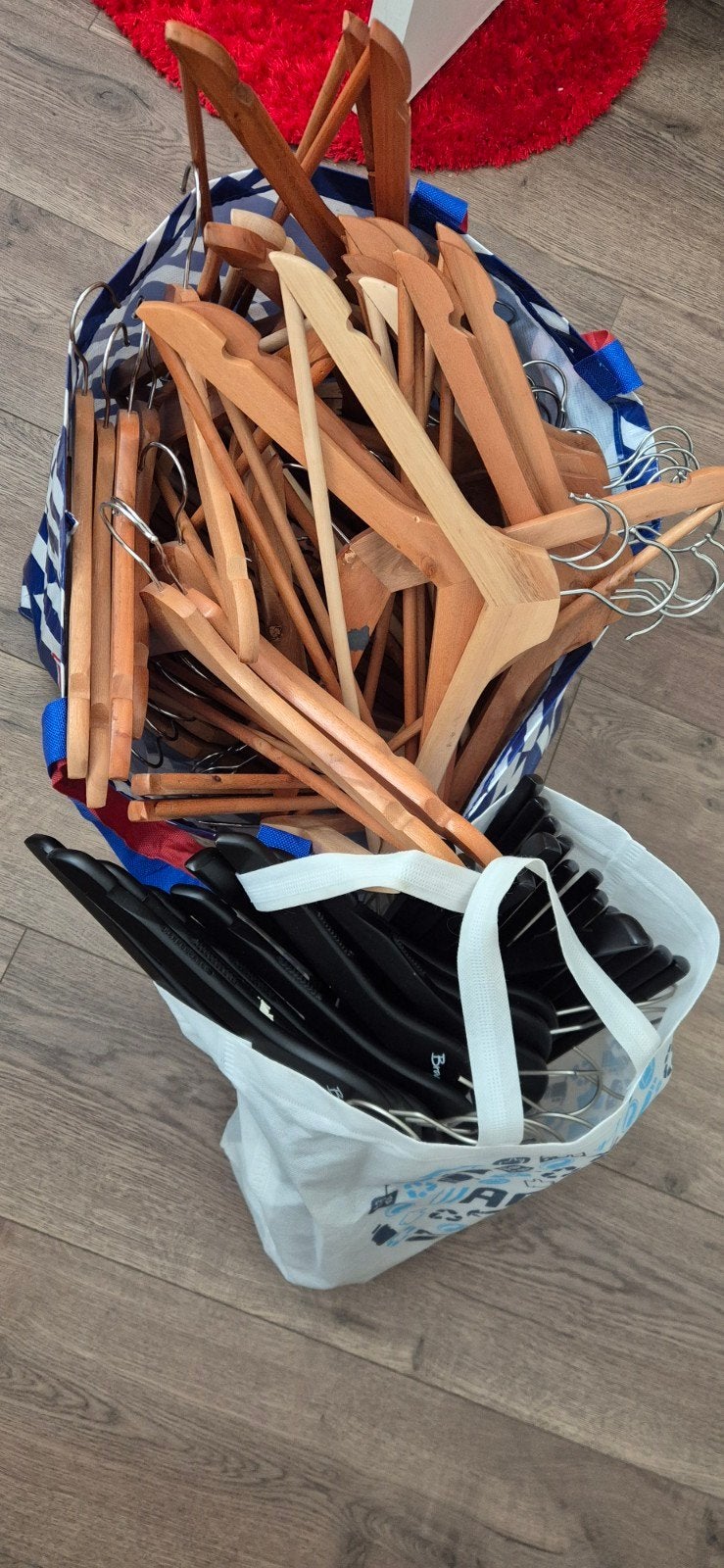 Grote partij kledinghangers (hout en kunststof), Ophalen, Zo goed als nieuw, Hout, Volwassenen