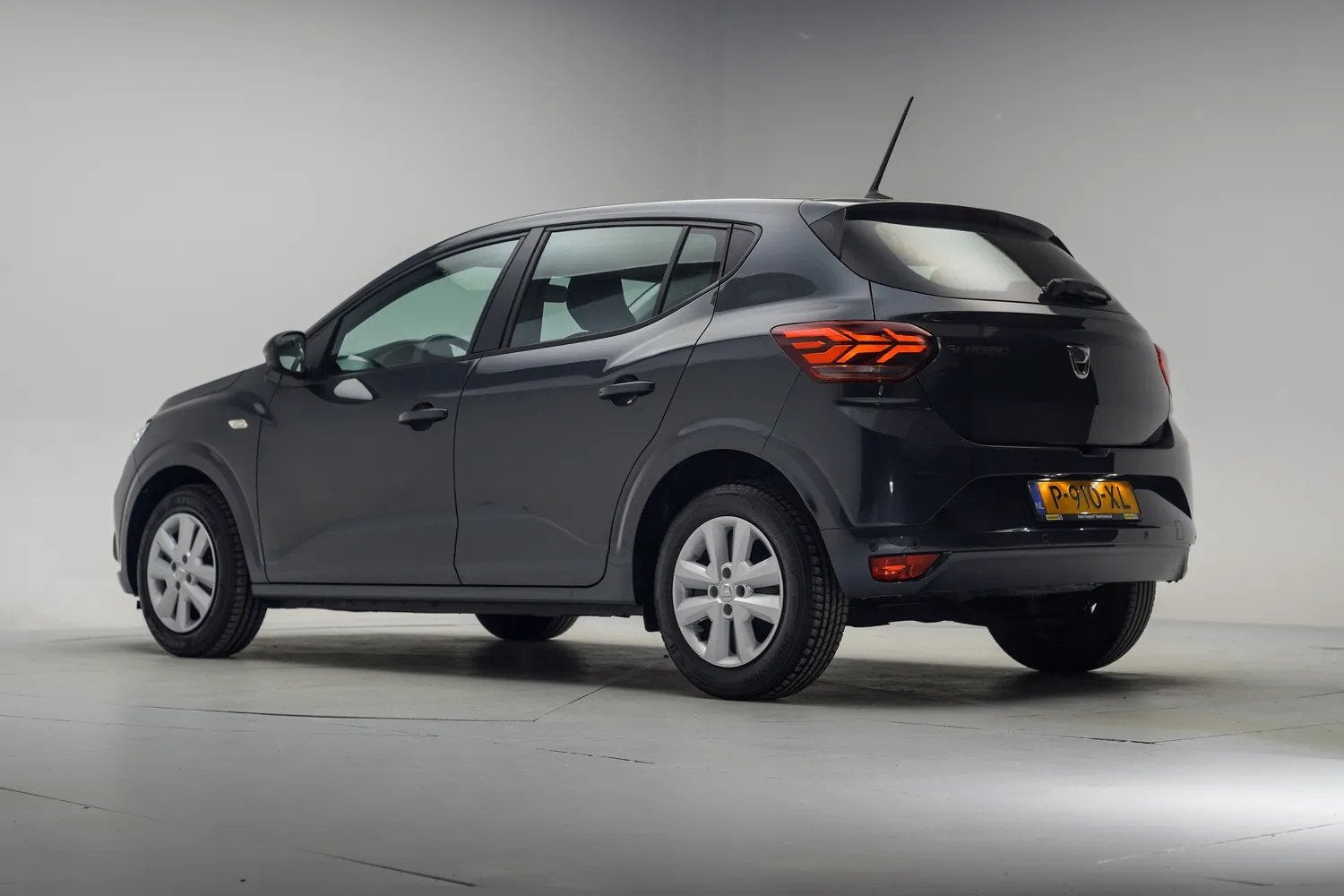 Dacia Sandero 1.0 TCe 90pk Comfort [ Navi Apple/Android Came, Auto's, Voorwielaandrijving, Dealer onderhouden, Lichtsensor, Origineel Nederlands