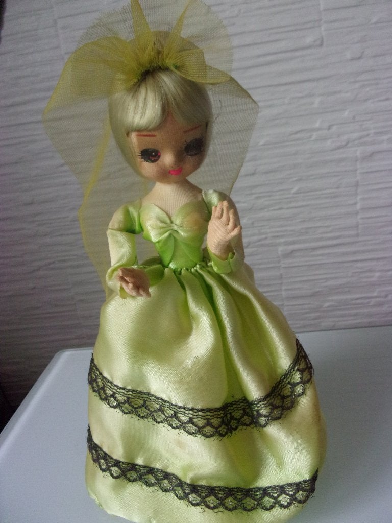 Bradley big eyed miniatuur boudoir doll met  groene jurk, Verzamelen, Verzenden, Gebruikt, Pop