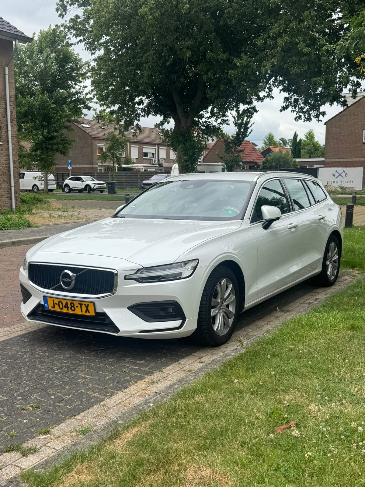 Volvo V60 B3 Business Pro Mild Hybrid Automaat | NAP | DOH, Stof, 1800 kg, Zwart, 4 cilinders