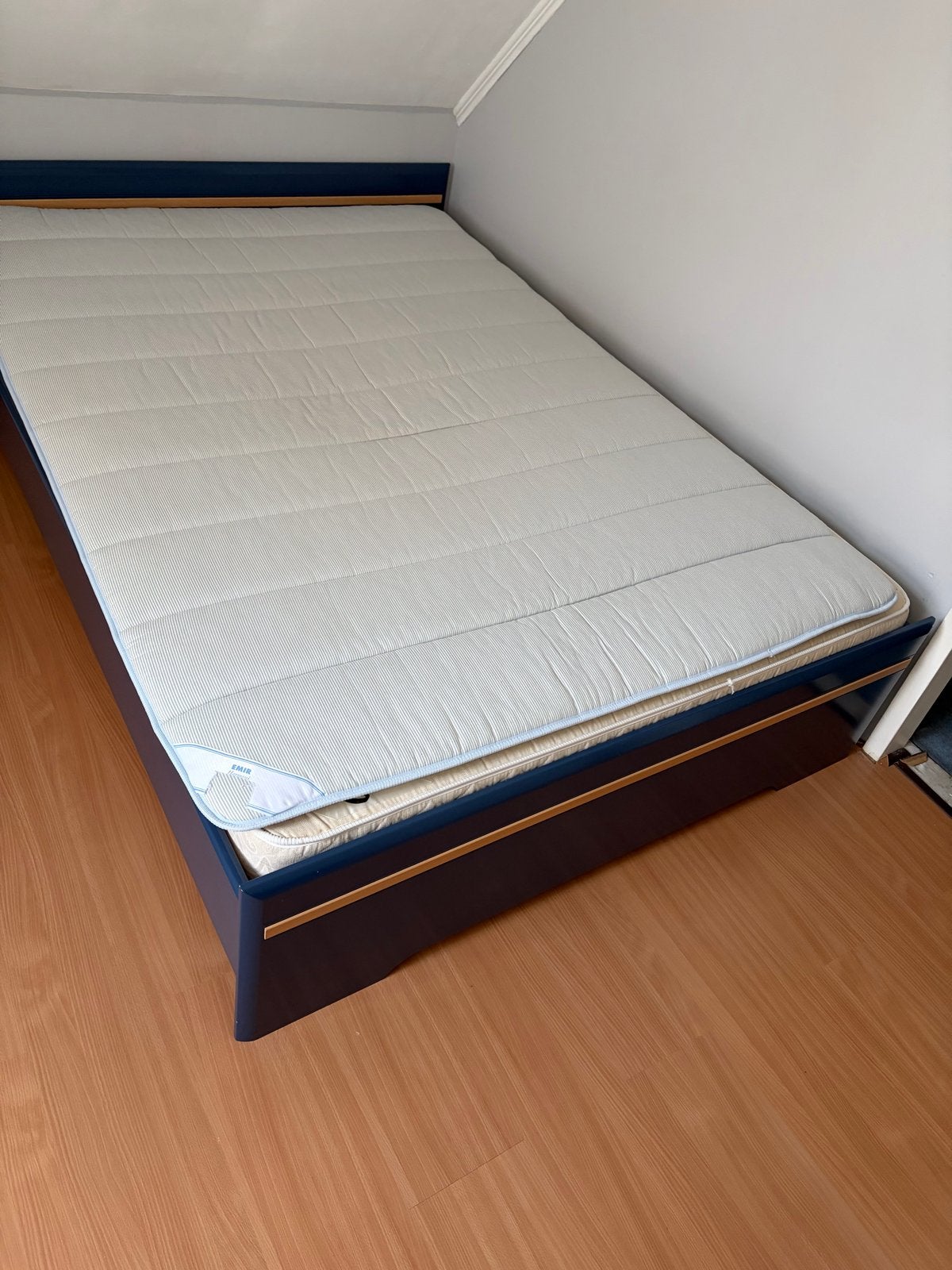 Gratis Bed met lattenbodem, matras topper Den Haag ophalen, Huis en Inrichting, Ophalen, Gebruikt, Blauw, Tweepersoons