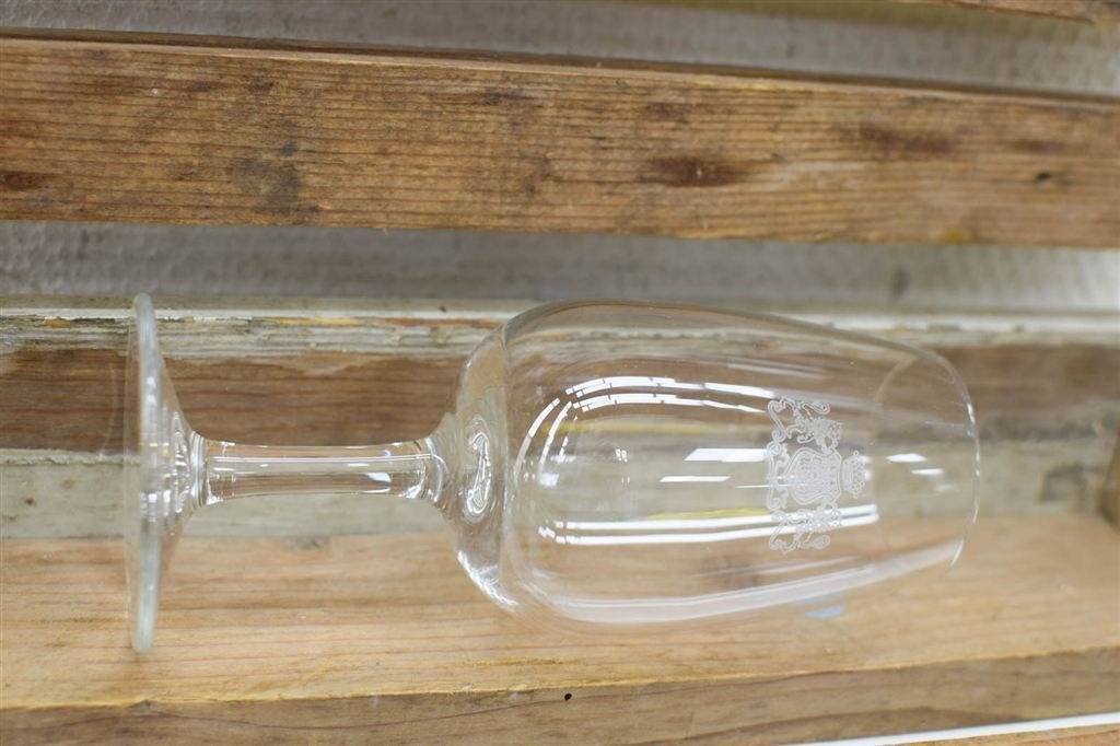 6 stuks wijnglazen op voet in het glas is een Wapenschild ge, Gebruikt, Ophalen of Verzenden, Bord(en), Overige stijlen