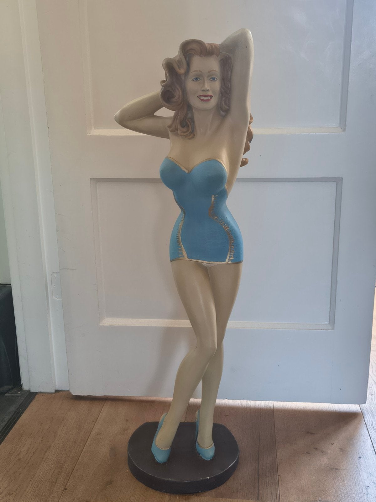 Vintage Pin-up Beeld - Vrouw in Blauw Badpak, Antiek en Kunst, Ophalen, 50 - 100 cm, Overige materialen, Beeld