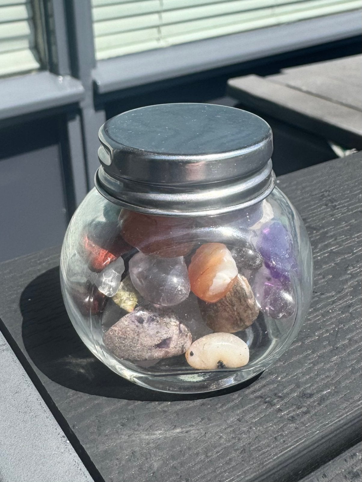 Klein schattig potje met kleine edelstenen, Verzamelen, Mineralen en Fossielen, Verzenden, Mineraal