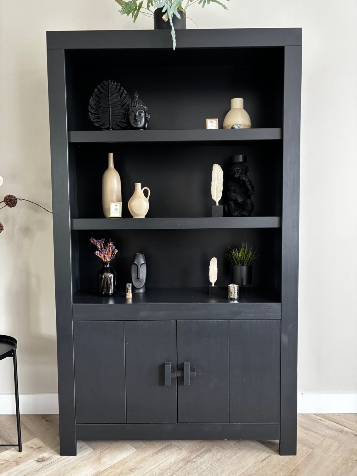 WOOOD Benson half open matzwart kast 2 deuren en legplanken, Huis en Inrichting, Kasten | Boekenkasten, Ophalen, 50 tot 100 cm