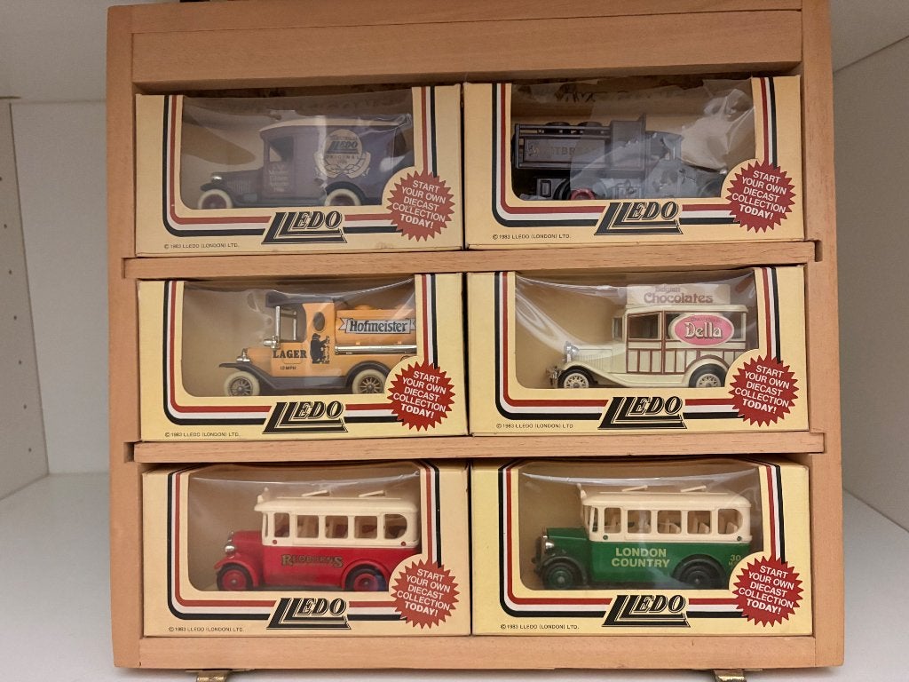 Houten kistje 2 modelauto vrachtwagens Lledo, Ophalen of Verzenden, Zo goed als nieuw, Bus of Vrachtwagen, Overige merken