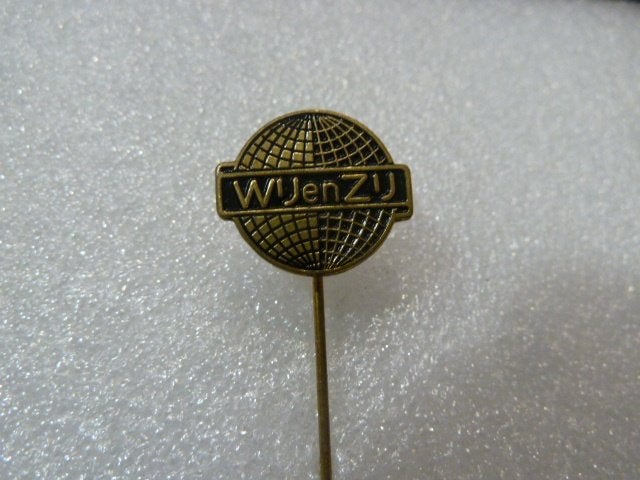 Vintage Speldje Pin WJenZU Wereldbol, Ophalen of Verzenden, Gebruikt, Overige onderwerpen, Speldje of Pin