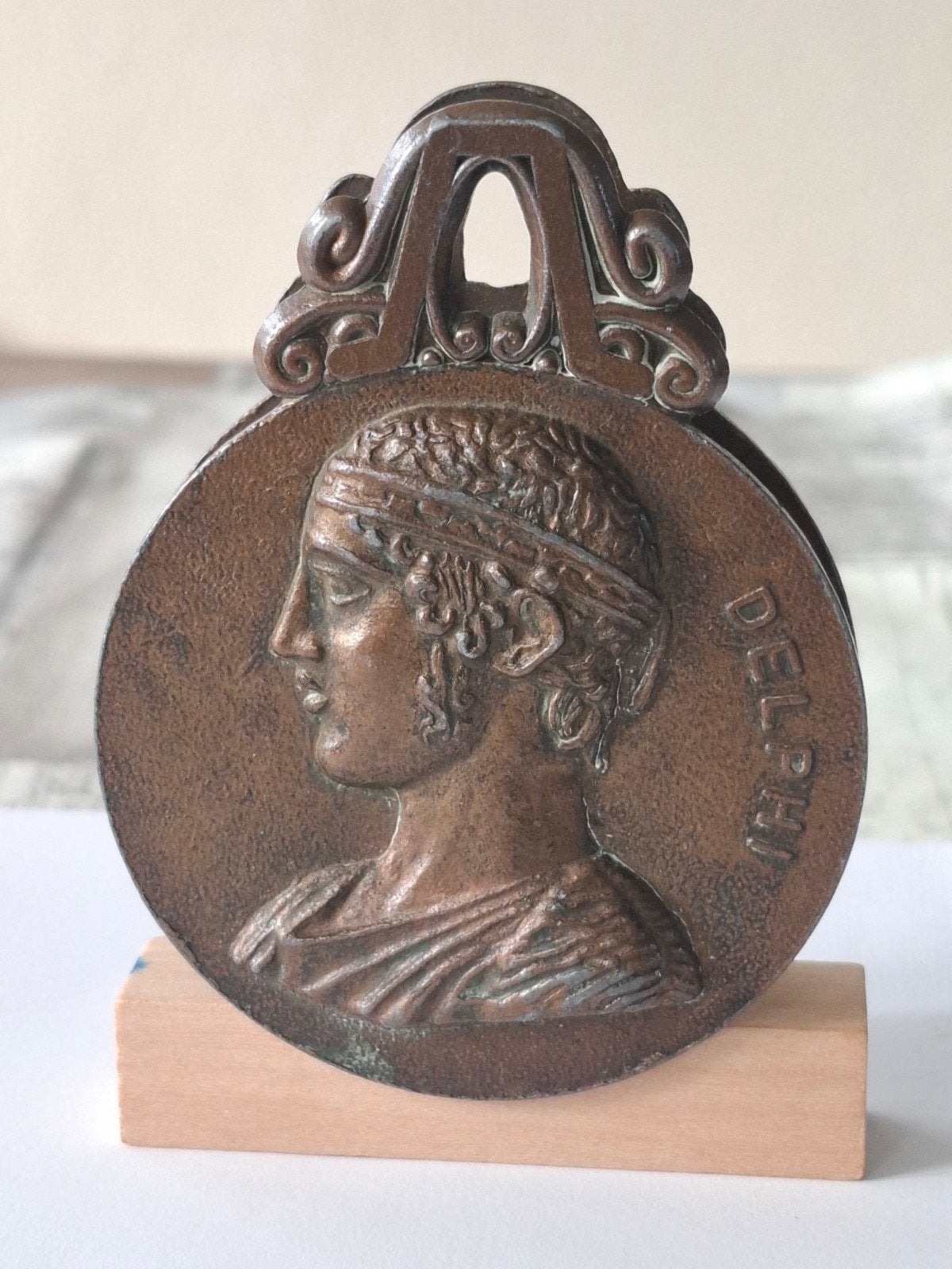 Antieke bronzen medaille 'Delphi' met tempel en profiel, Antiek en Kunst, Ophalen of Verzenden
