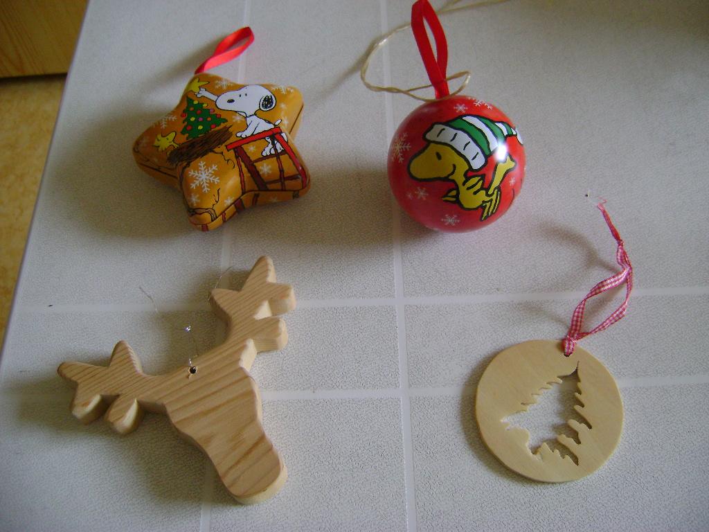 4boomhangers 2x snoopy bal en ster en 2 houten eland en boom, Diversen, Kerst, Ophalen of Verzenden, Zo goed als nieuw