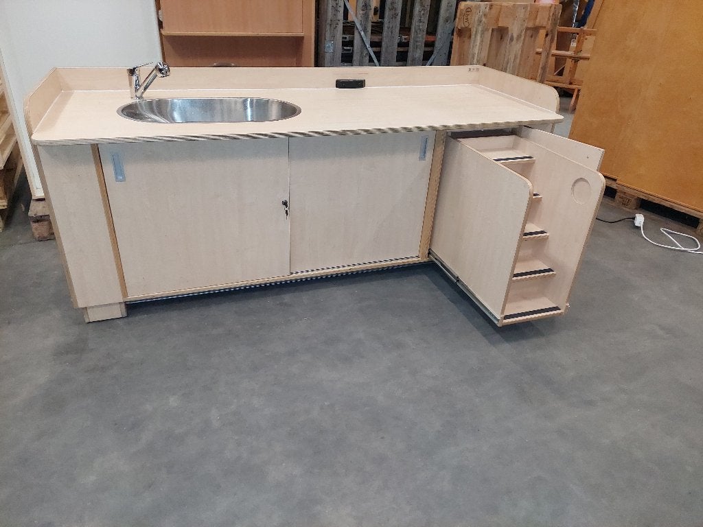 Schilte KDV commode -elektrisch HV, trapje en babybad links, 70 cm of meer, 105 cm of meer, Ophalen of Verzenden, Voetruimte