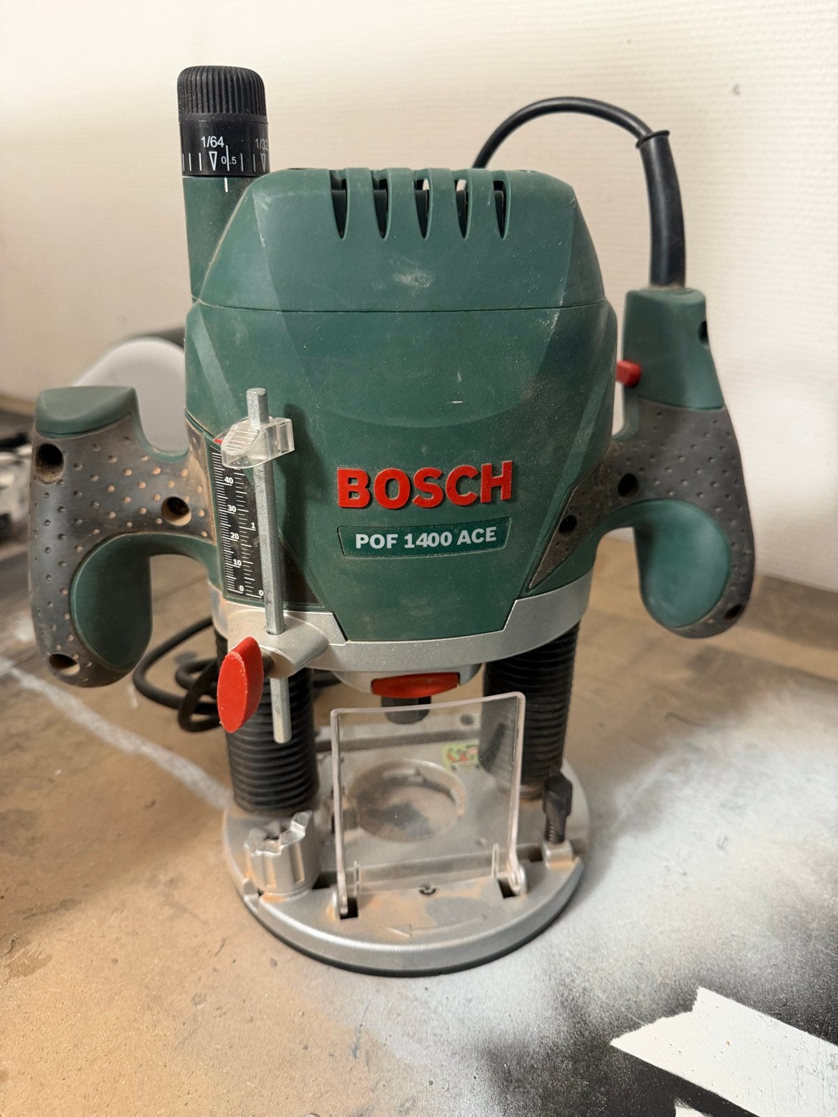 Bosch POF 1400 ACE Bovenfrees met accessoires en koffer, Ophalen of Verzenden, Zo goed als nieuw, Elektrisch, Bovenfrees