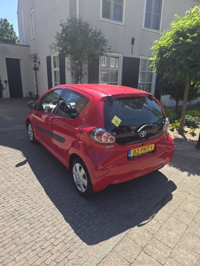 Toyota Aygo 1.0 12V Vvt-i 5DRS 2011 Rood, Voorwielaandrijving, Stof, Zwart, 4 stoelen
