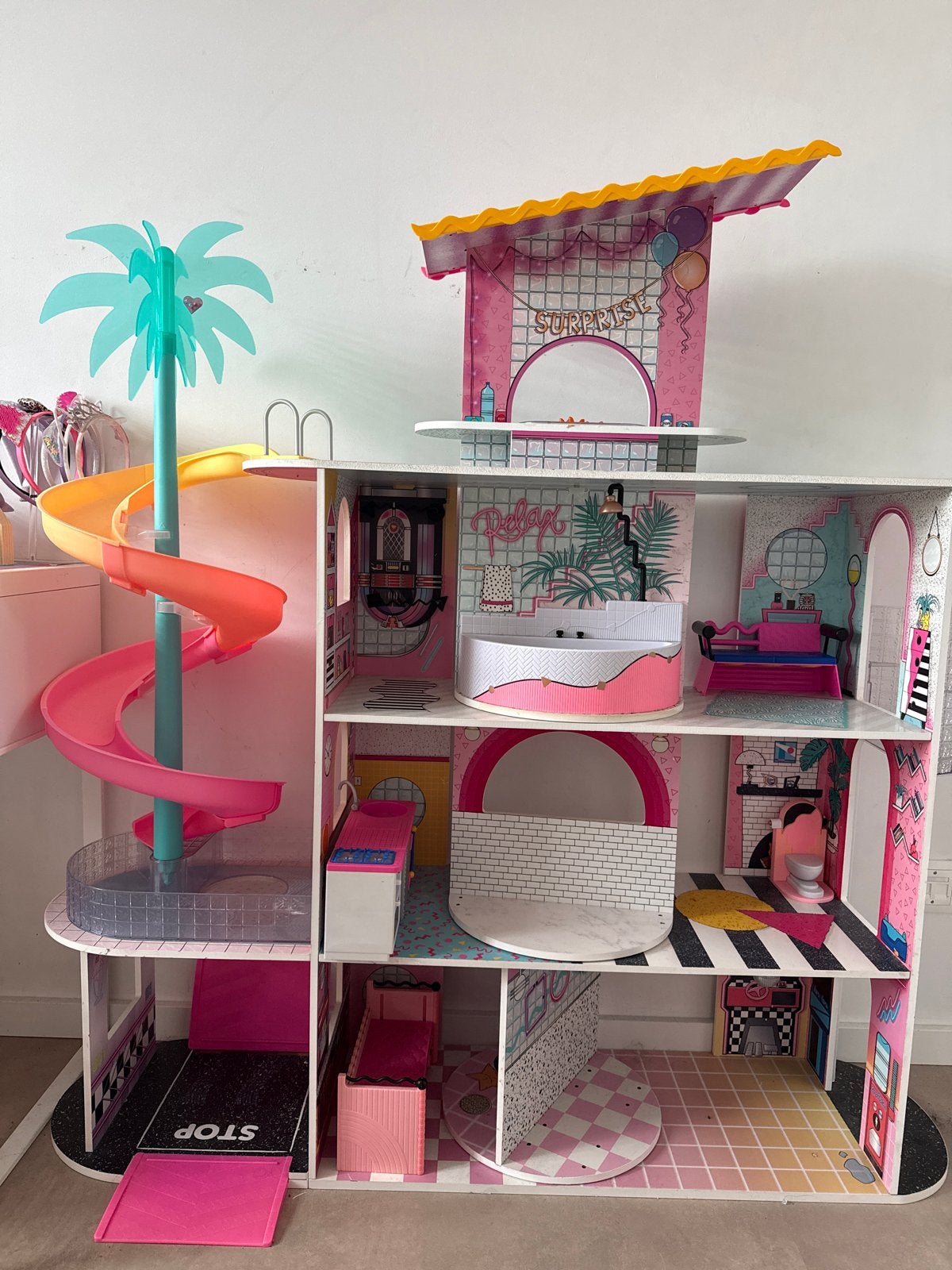 L.O.L. Huis met accessoires, Kinderen en Baby's, Speelgoed | Poppenhuizen, Ophalen, Zo goed als nieuw, Poppenhuis
