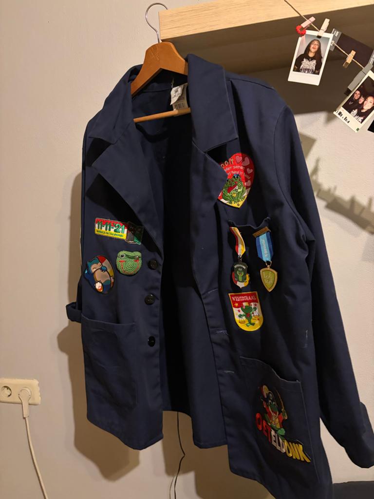 Carnavalskiel met emblemen, Maat 38/40 (M), Carnaval, Ophalen of Verzenden, Kleding