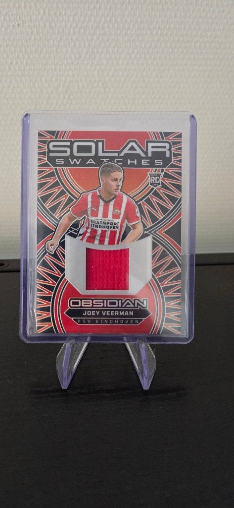2024 Panini Obsidian Joey Veerman rookie PSV patch /199, Verzenden, Zo goed als nieuw, PSV, Poster, Plaatje of Sticker