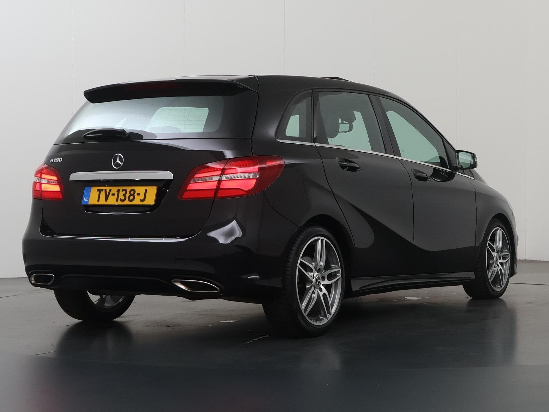 Mercedes-Benz B-klasse 180 Business Solution AMG | Panoramad, Auto's, Mercedes-Benz, Dealer onderhouden, 1325 kg, Gebruikt, Leder en Stof
