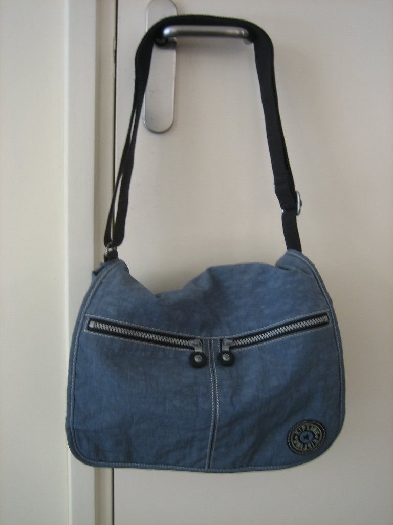 Zeer handige ijsblauwe ruime-A4 schoudertas KIPLING snazzeys, Ophalen of Verzenden, Zo goed als nieuw, Blauw, Schoudertasje