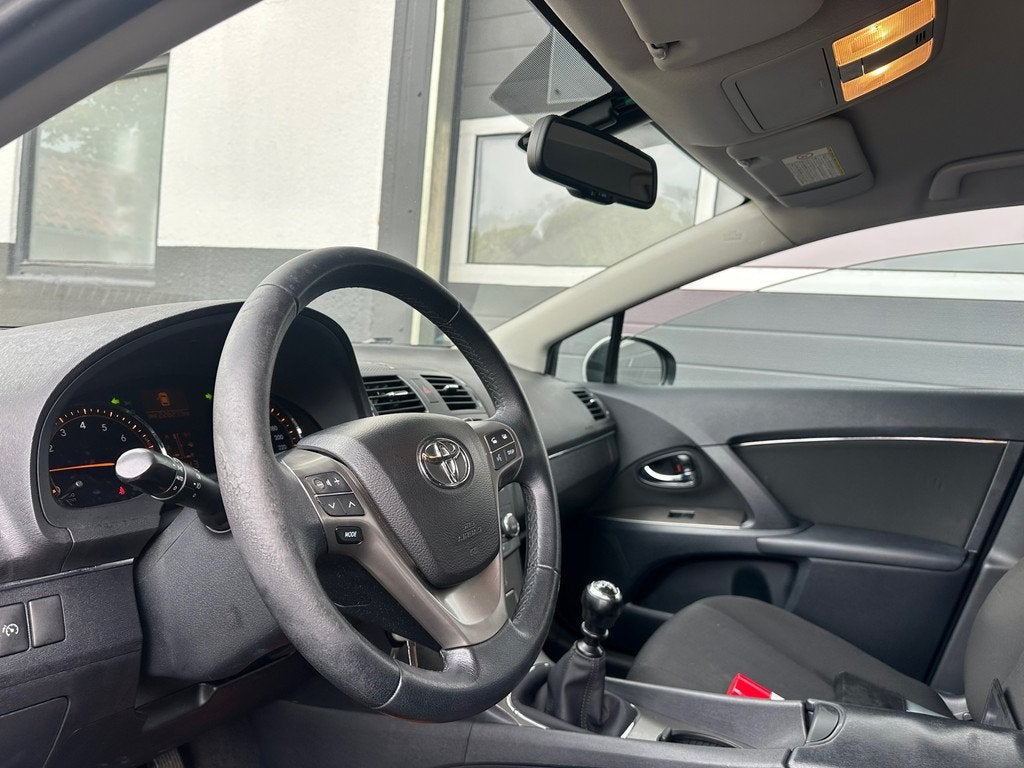 Toyota Avensis Wagon 1.8 VVTi Comfort | AIRCO | NAVI | TREKH, Auto's, Toyota, Zwart, 4 cilinders, Handgeschakeld, Traction-control