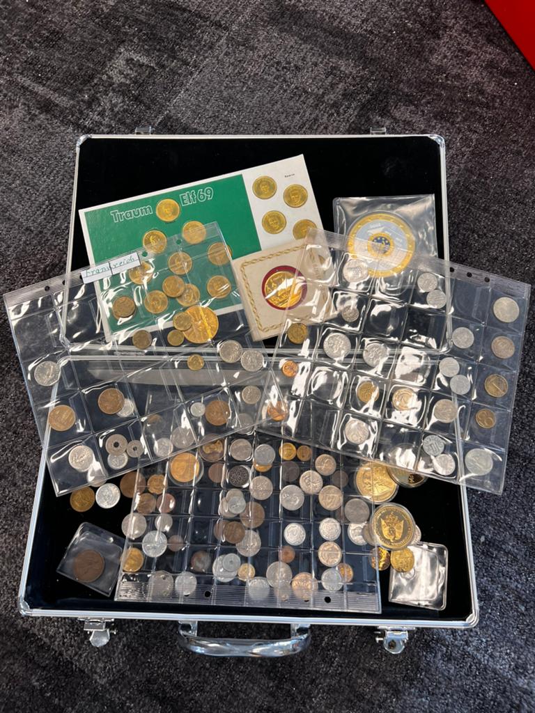 Koffertje met oud muntgeld - Bieden, Postzegels en Munten, Munten | Europa | Euromunten, Ophalen of Verzenden, 2 euro